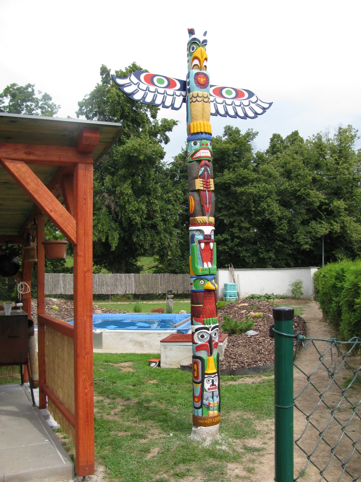 Nainstalovaný totem k životnímu výročí dcery Yvetty.