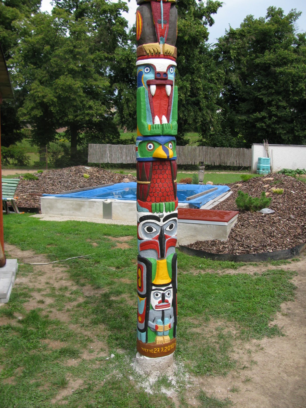 Nainstalovaný totem k životnímu výročí dcery Yvetty.