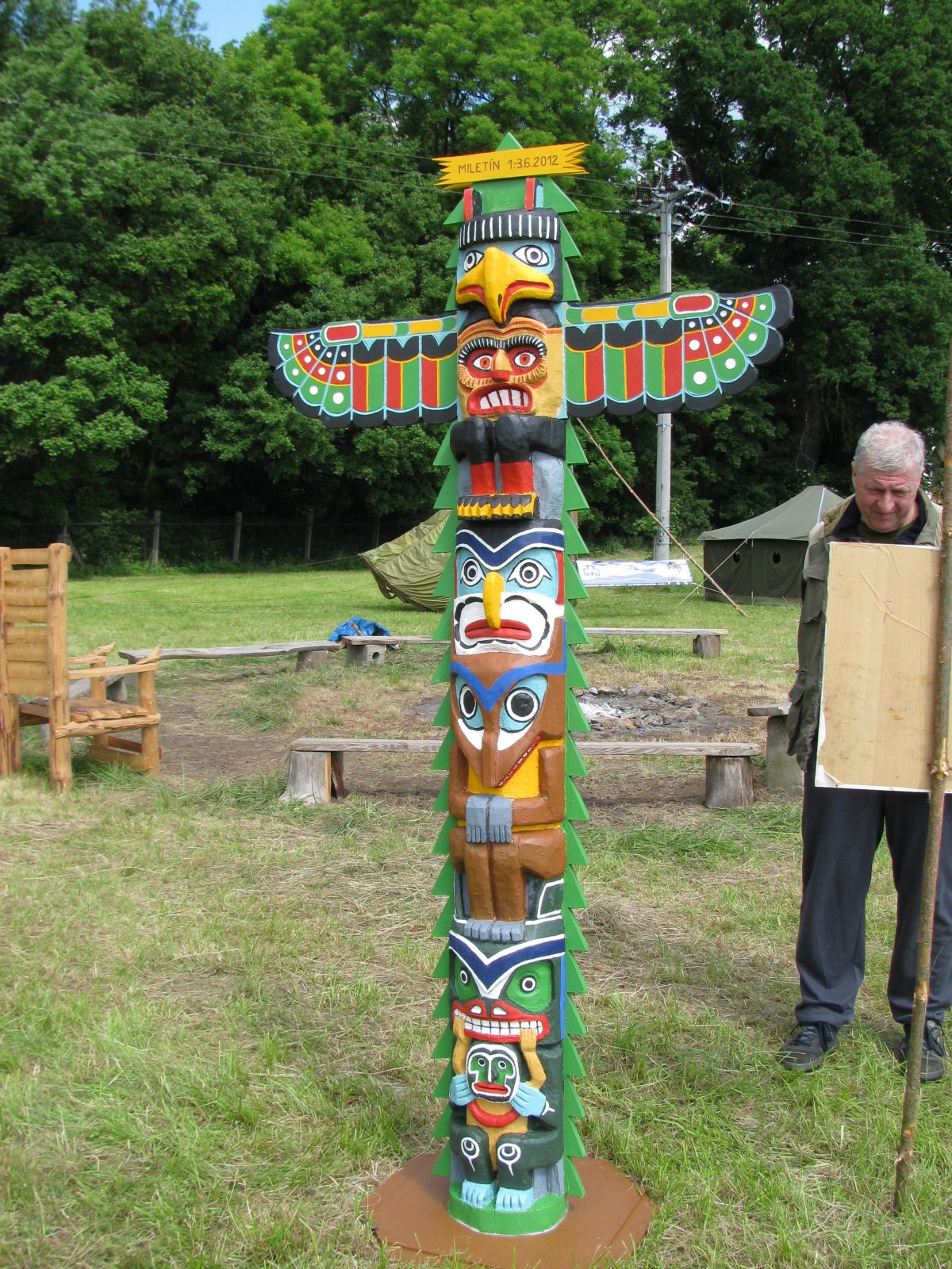 Vítězný dvoudílný totem na Old skautském jamboree – červen 2012, zadní strana v indiánském pojetí.